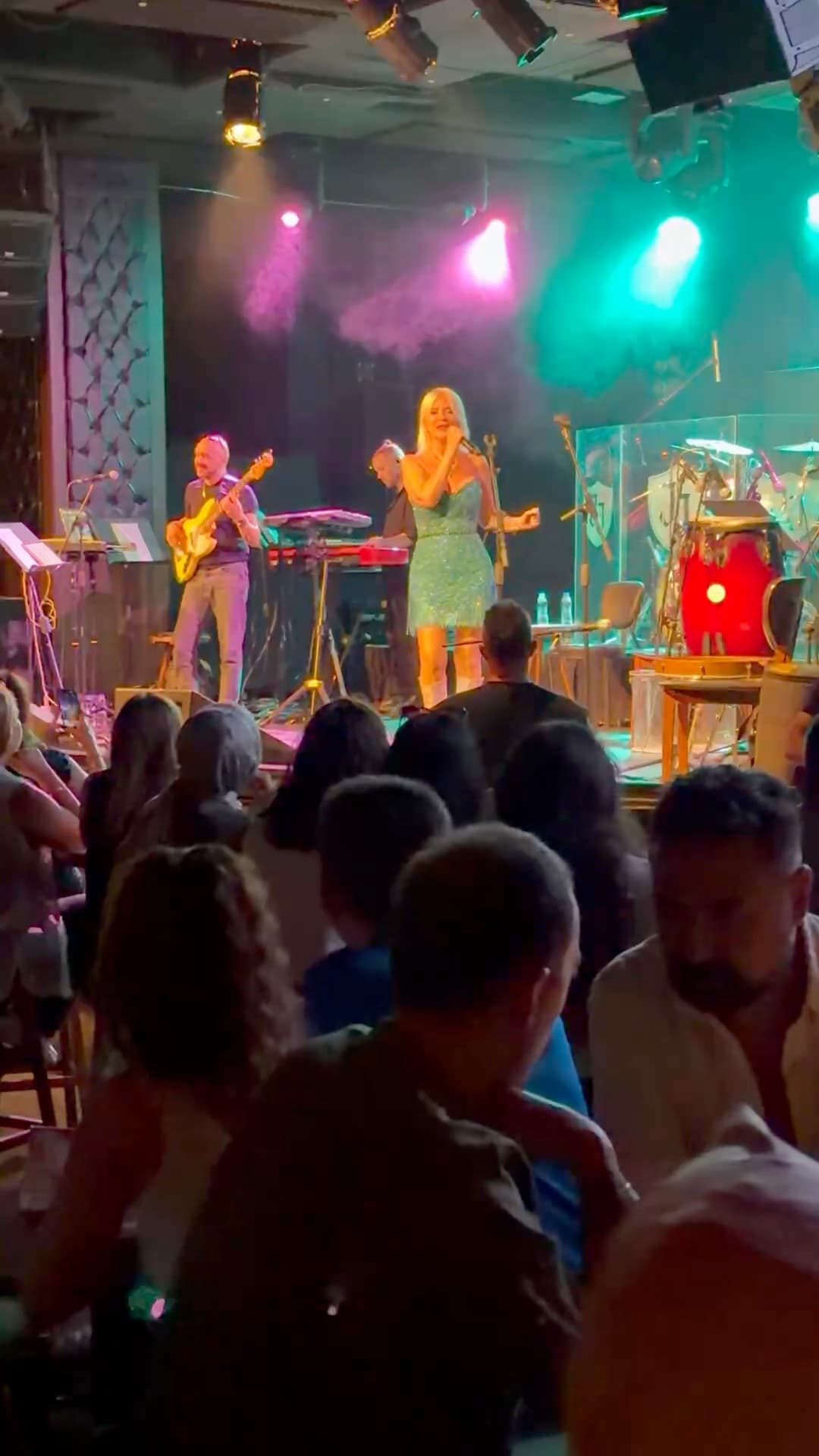 Konser gecesi "Resim" — dolu salonda sahnede Ömür Gedik ve orkestra
